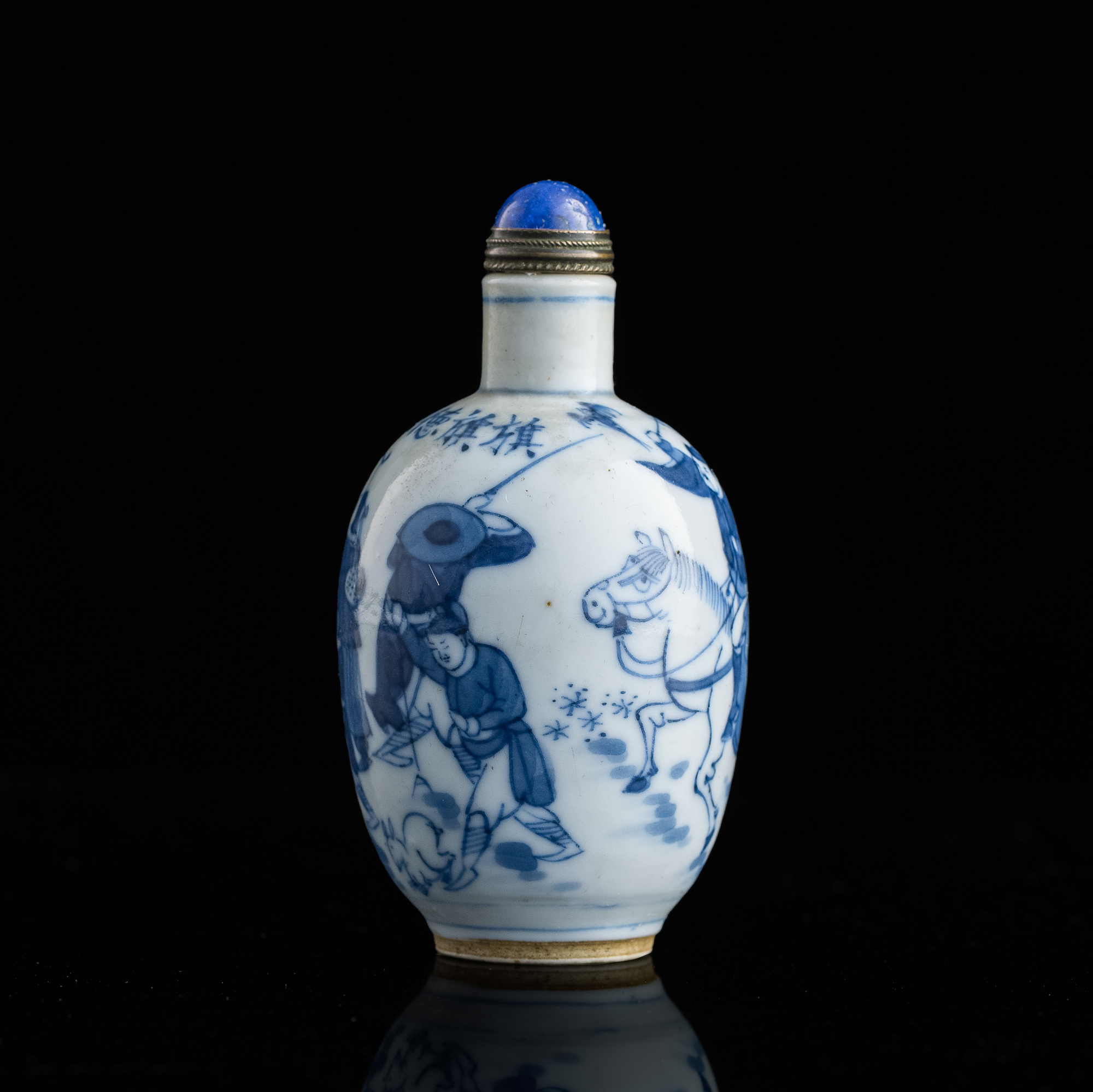 十九世紀青花德勝門鼻煙壺A Chinese blue and white 'Deshengmen