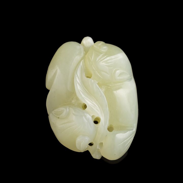 十九世紀 玉雕雙歡掛墜 A Chinese carved jade 'double huan' pendant, 19th century