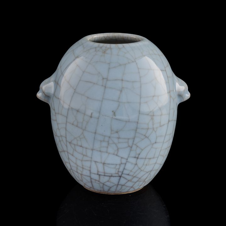 十九世紀 哥釉鋪首罐 A Chinese ge-glazed jar, 19th century