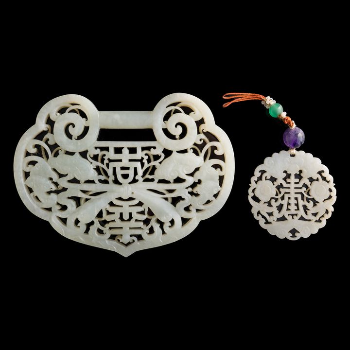 十九世紀早 白玉鏤雕吉慶鎖片及壽字圓佩 A Chinese white jade reticulated lockplate and round plaque, early 19th century