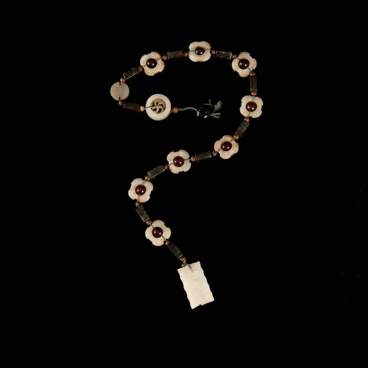 明代或更早 各式玉雕件多寶串 A Chinese necklace with various jade carvings, Ming dynasty or earlier