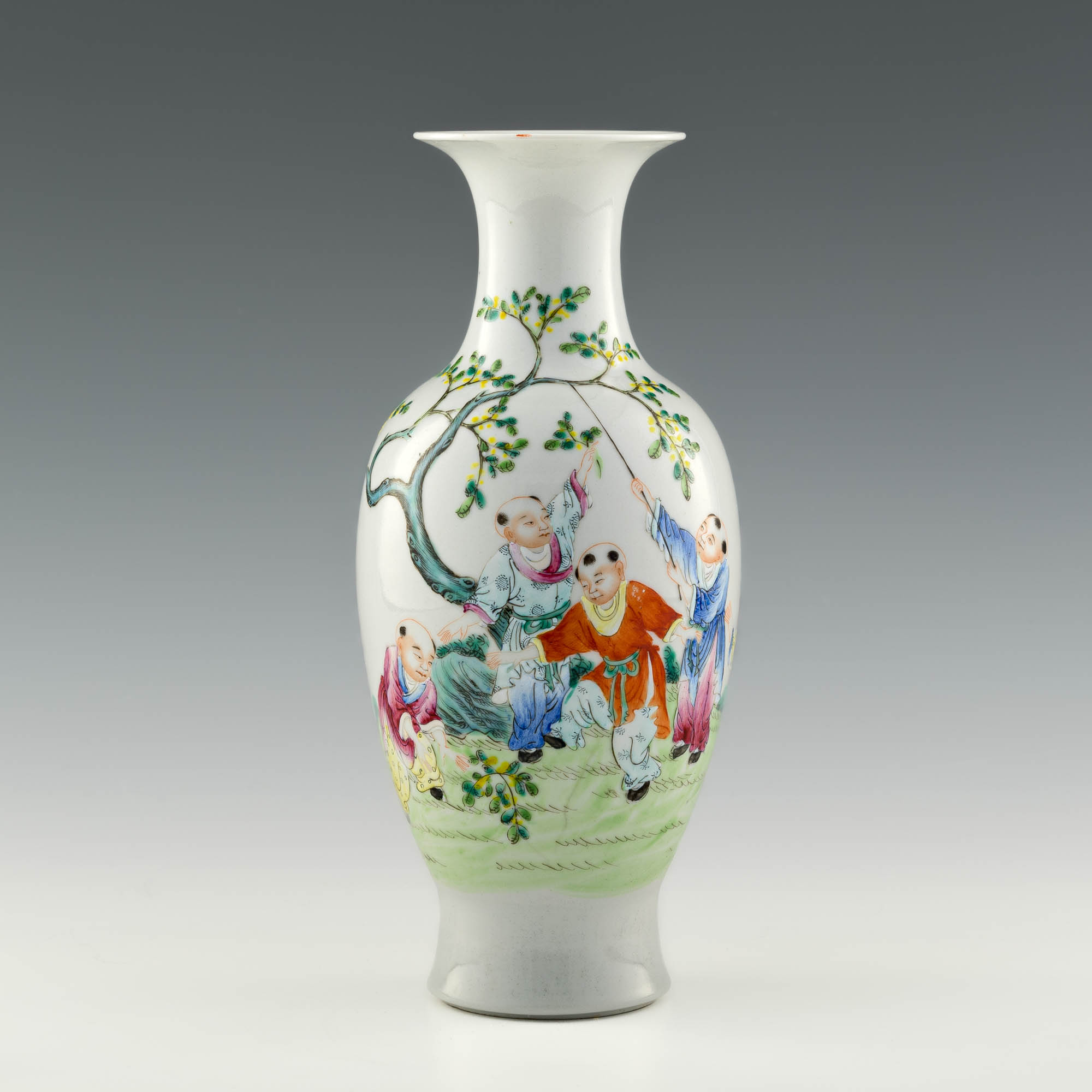 中国の大型百子婴戏花瓶 民國粉彩嬰戲瓶A Chinese famille rose vase with scene of children