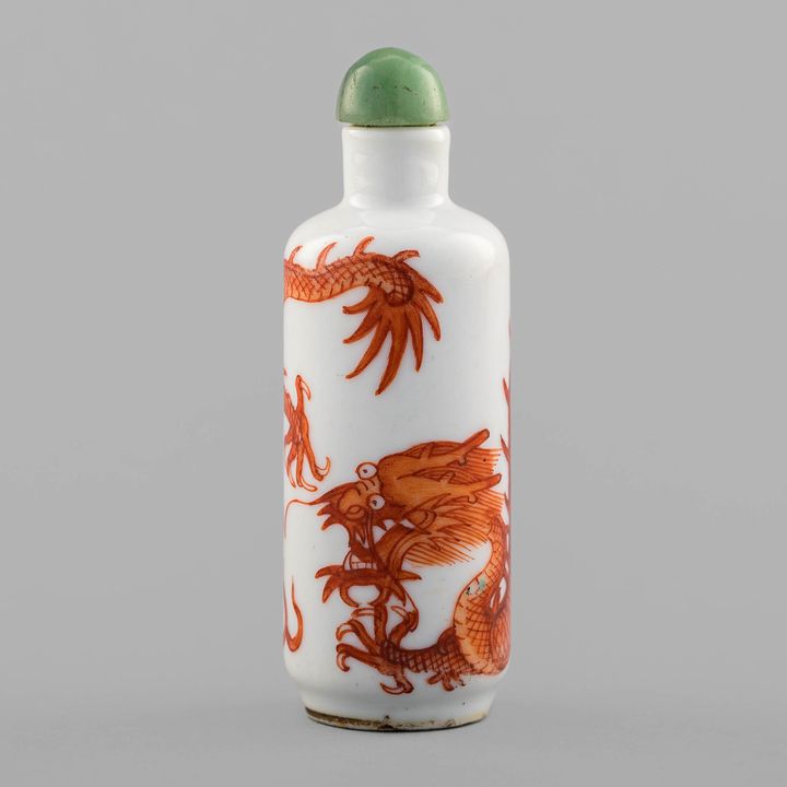 十九世紀 礬紅龍紋鼻煙壺 A Chinese iron red snuff bottle, 19th century