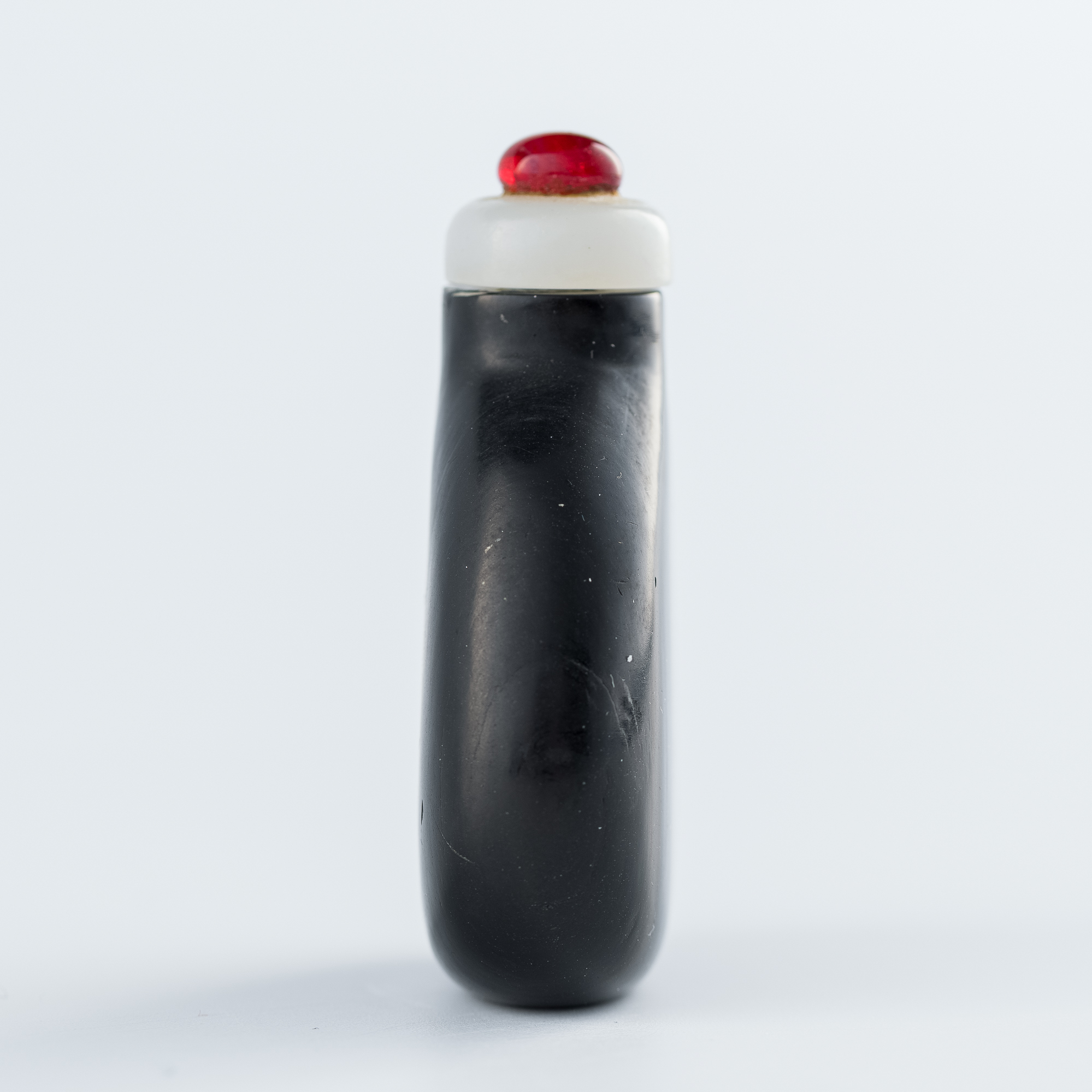 十九世紀牛角鼻煙壺A Chinese ox horn snuff bottle, 19th