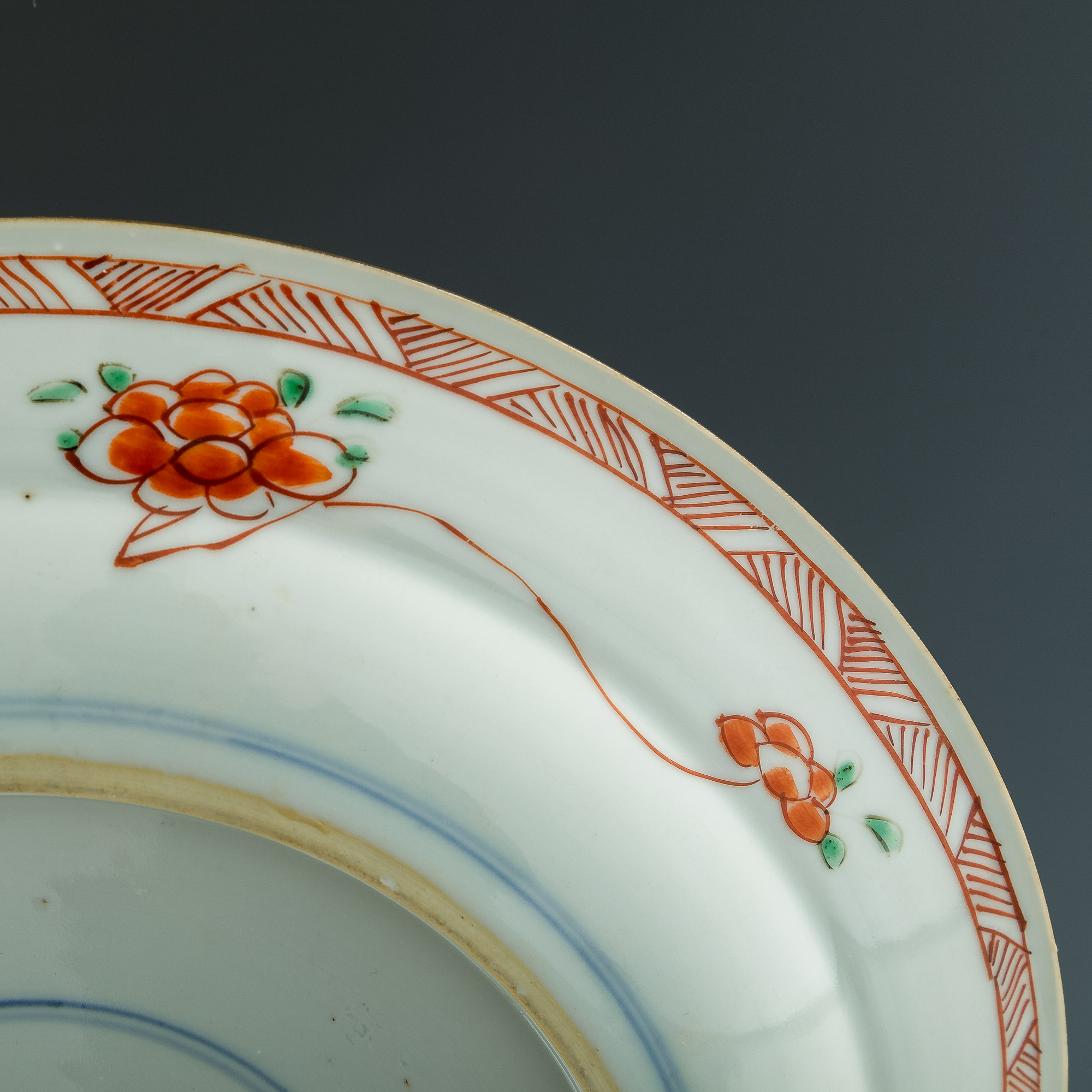 清康熙五彩花鳥盤A Chinese wucai plate with flowers and birds