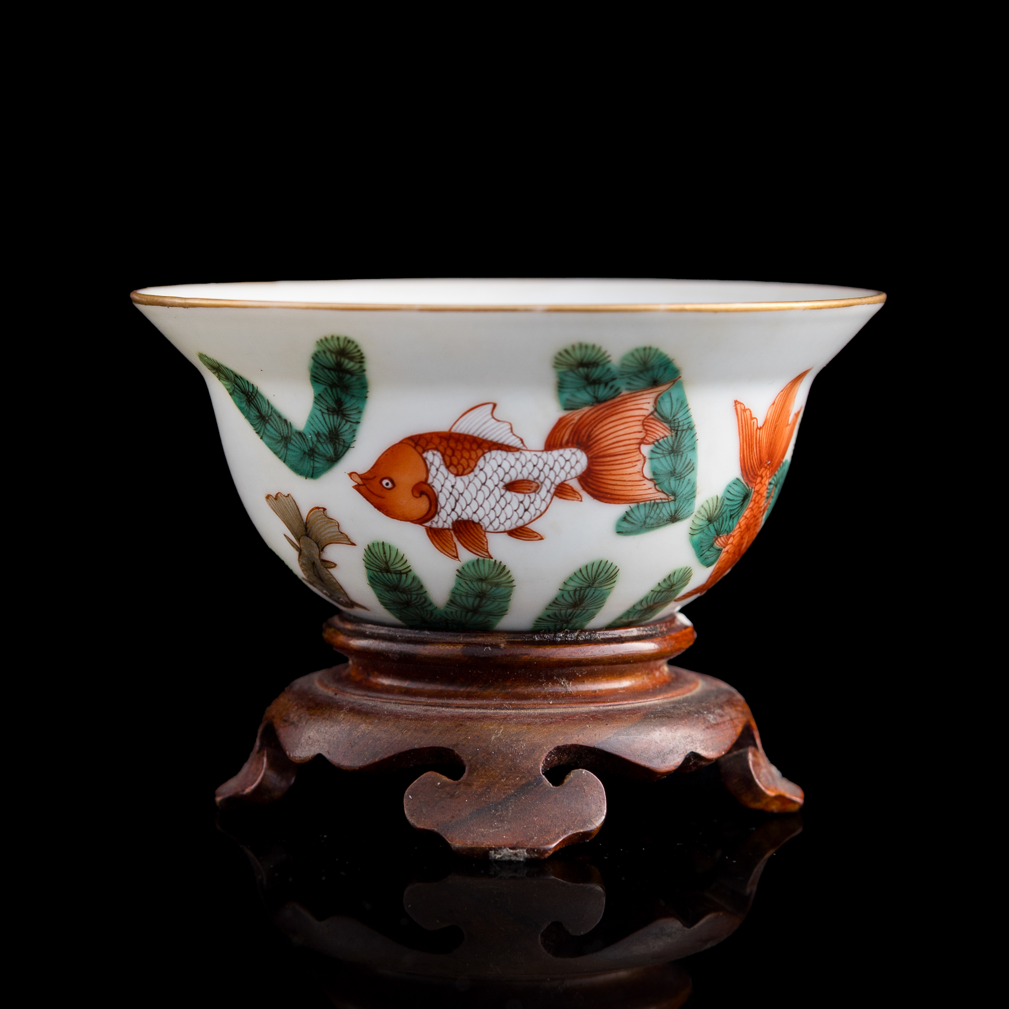 十九世紀粉彩金魚折沿碗（附座） A Chinese famille rose