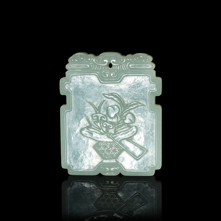 十八世紀 白玉雕花籃牌 A Chinese carved white jade plaque, 18th century