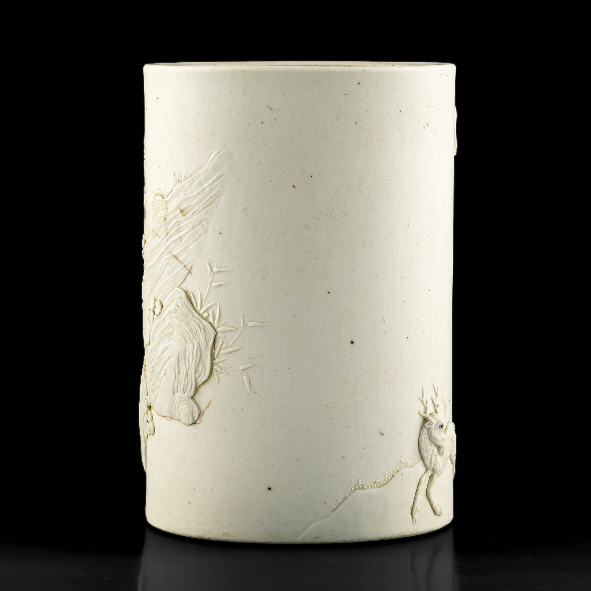 十九世紀王炳榮造生瓷狩獵圖筆筒A Chinese white-glaze brush pot with