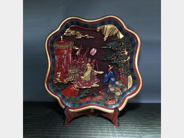 Lacquerware ornament with octagonal red lacquerware plate