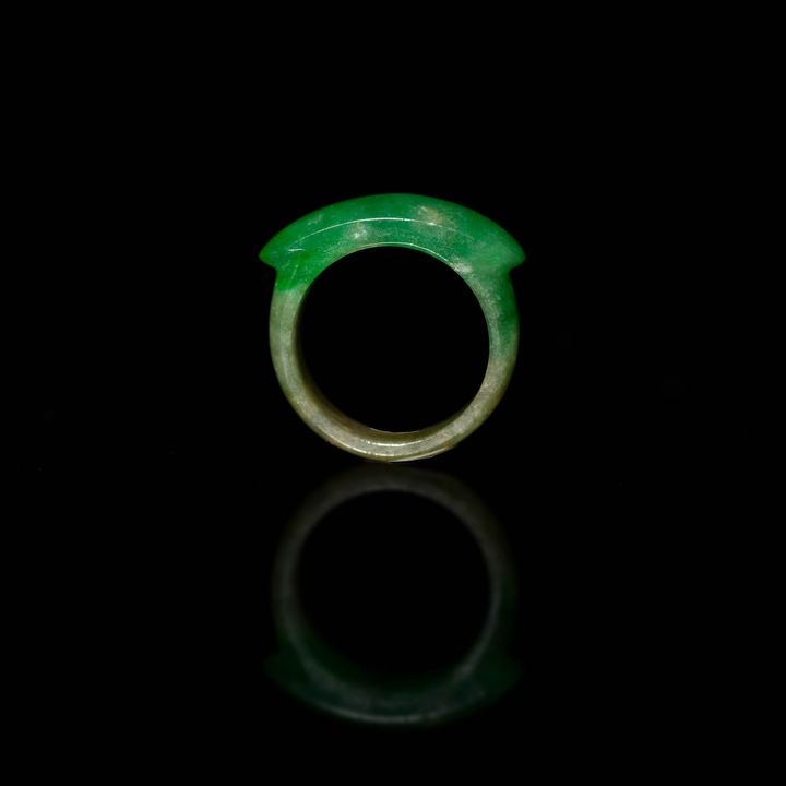十九世紀   翡翠馬鞍戒 A Chinese jadeite ring, 19th century
