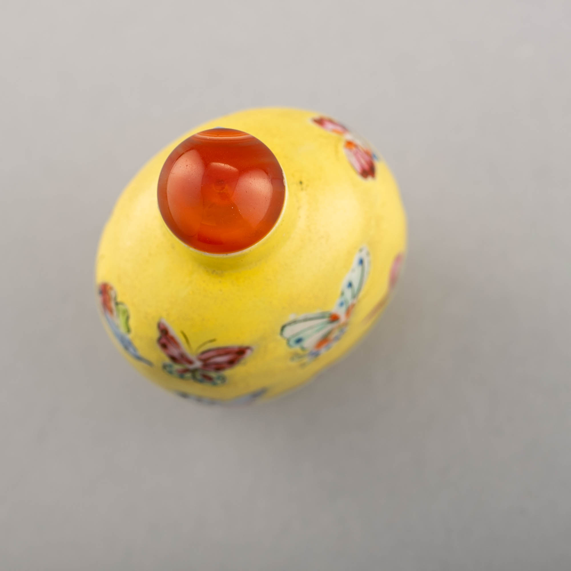 十九世紀黃地粉彩百蝶紋鼻煙壺A Chinese yellow ground famille rose