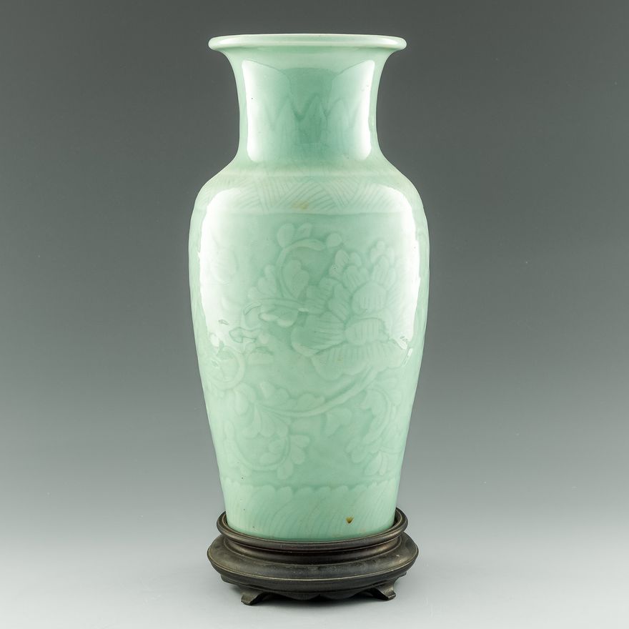 民國 粉青釉暗刻纏枝花卉瓶（附硬木座） A Chinese celadon vase with lotuses, Republic period