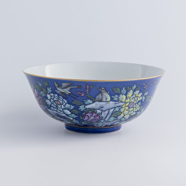 清光緒 藍地粉彩花鳥碗 A Chinese blue-ground famille rose bowl, Guangxu period, Qing dynasty