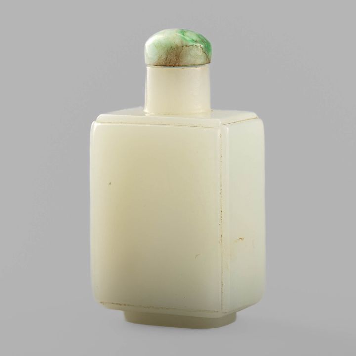 十八/十九世紀 白玉四方鼻煙壺 A Chinese square jade snuff bottle, 18th/19th century