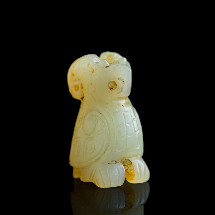 明代或更早 玉雕鷹形墜 A Chinese carved jade eagle-form pendant, Ming dynasty or earlier