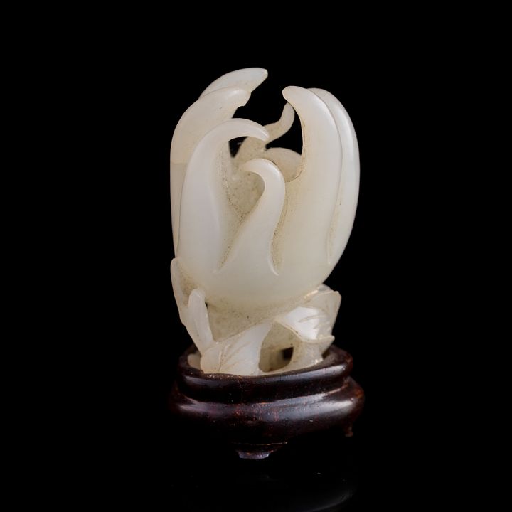 十九世紀 白玉佛手掛墜(附木座) A Chinese white jade Buddha's hand, 19th century