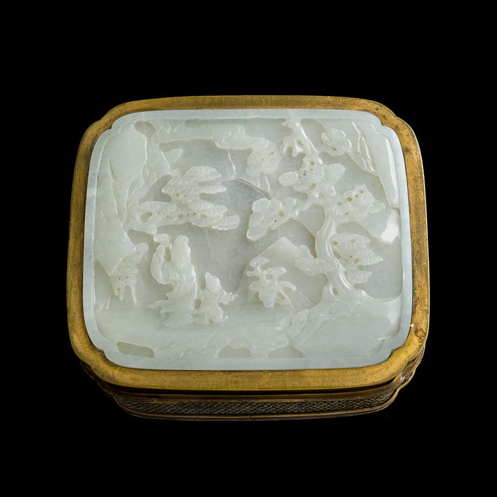 十八/十九世紀早 玉雕鬆下高仕瓦子銅盒 A Chinese carved 'pine tree' and 'scholar' jade plaque- inlaid copper box, 18th century/early 19th century