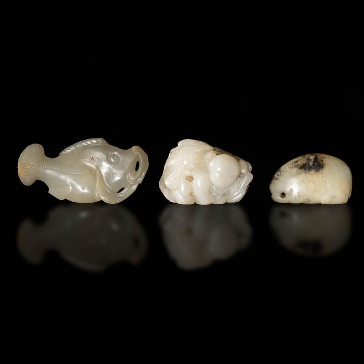 十八/十九世紀 玉雕掛墜三件 Three Chinese carved jade toggles, 18th/19th century