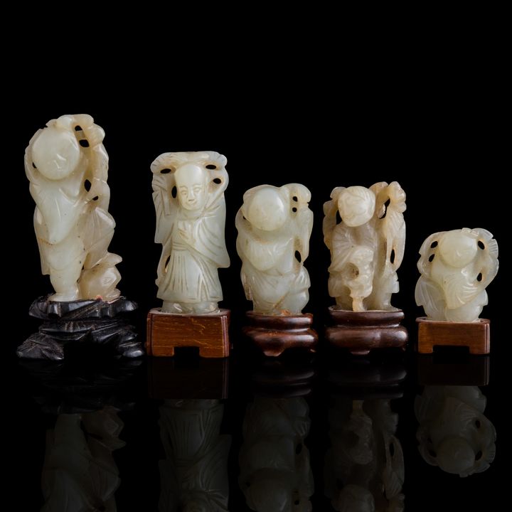 十八/十九世紀 白玉童子五個(附木座) Five Chinese carved white jade boys, 18th/19th century