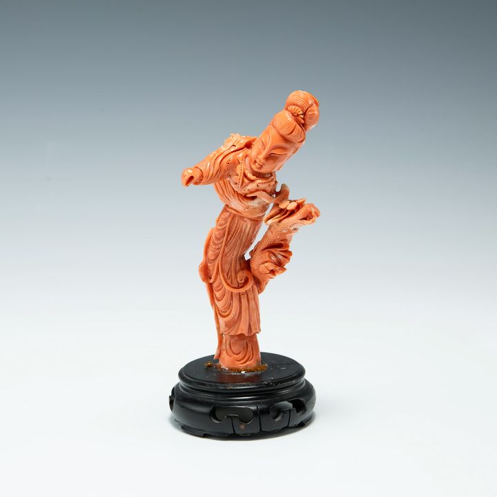 珊瑚仕女擺件(附座) A Chinese carved coral figure of lady
