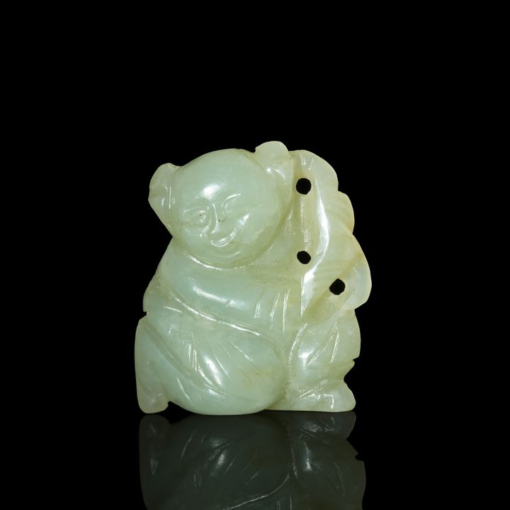 十九世紀 玉雕童子掛墜 A Chinese carved jade 'boy' pendant, 19th century