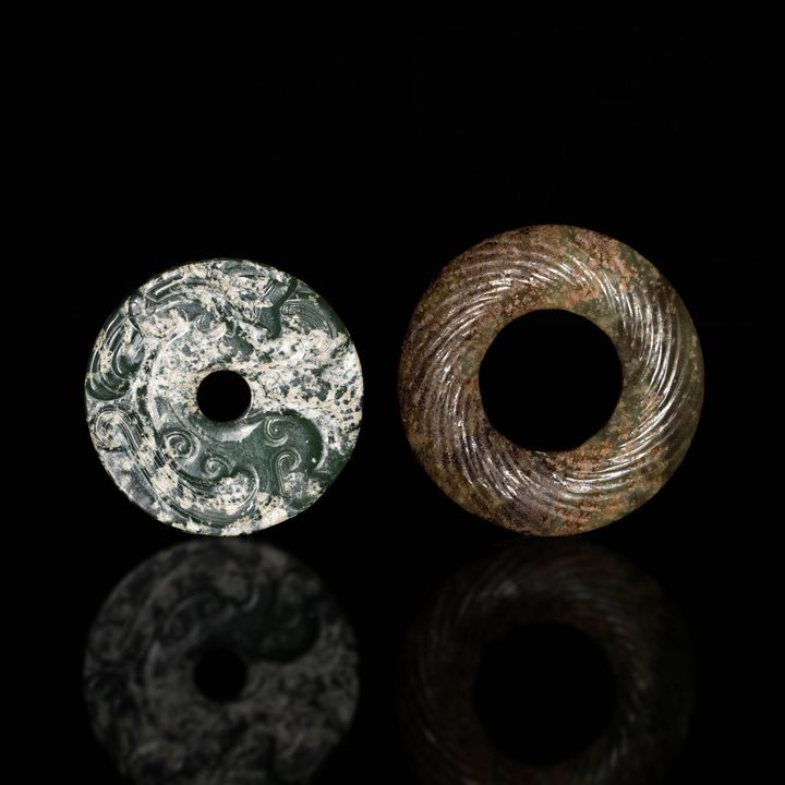 明代或更早   玉璧及環兩件 Two Chinese carved jades, Ming dynasty or earlier