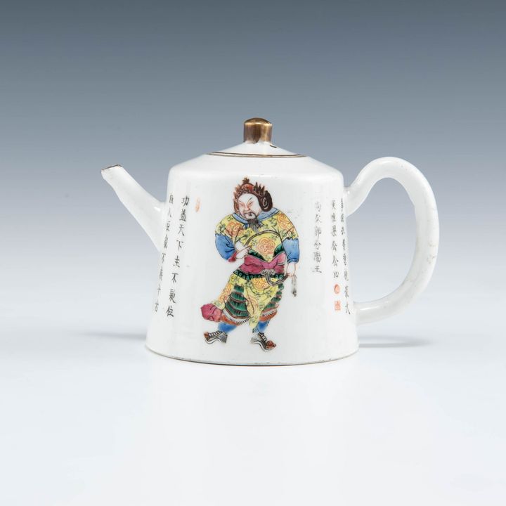 十九世紀早 粉彩無雙譜茶壺 A Chinese famille rose teapot, early 19th century