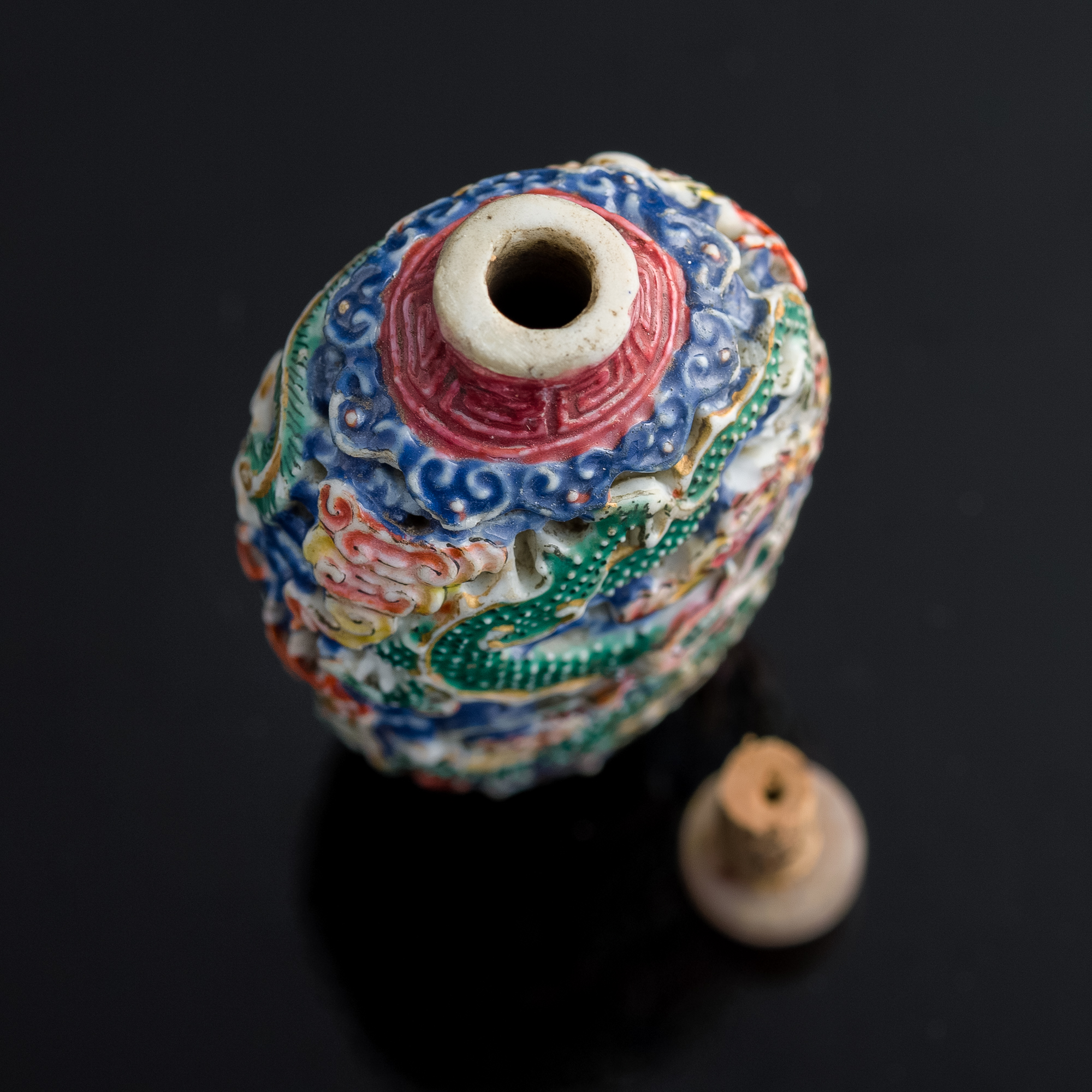 清乾隆朝官制“珐琅彩描金蛟龙出海福寿纹鸡油黄料器鼻烟壶”-鼻烟