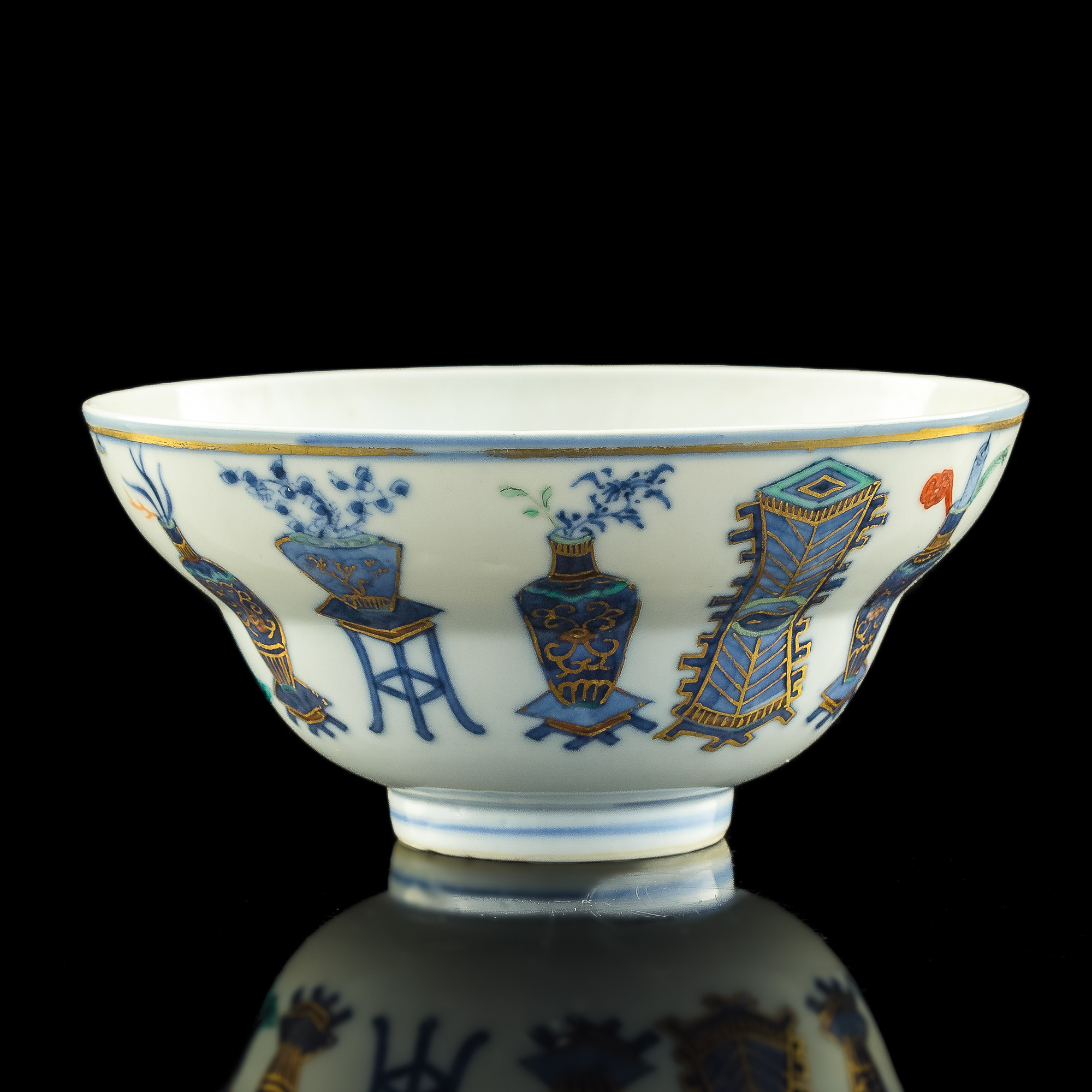 清光緒青花加彩博古圖折腰碗A Chinese blue and white bowl with color
