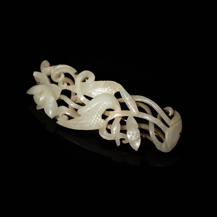 元代 白玉鏤雕春水佩 A Chinese white jade plaque carved with a duck, Yuan dynasty