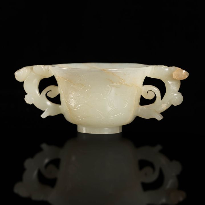 明代   玉雕花卉雙耳杯 A Chinese carved jade double-handled cup, Ming dynasty
