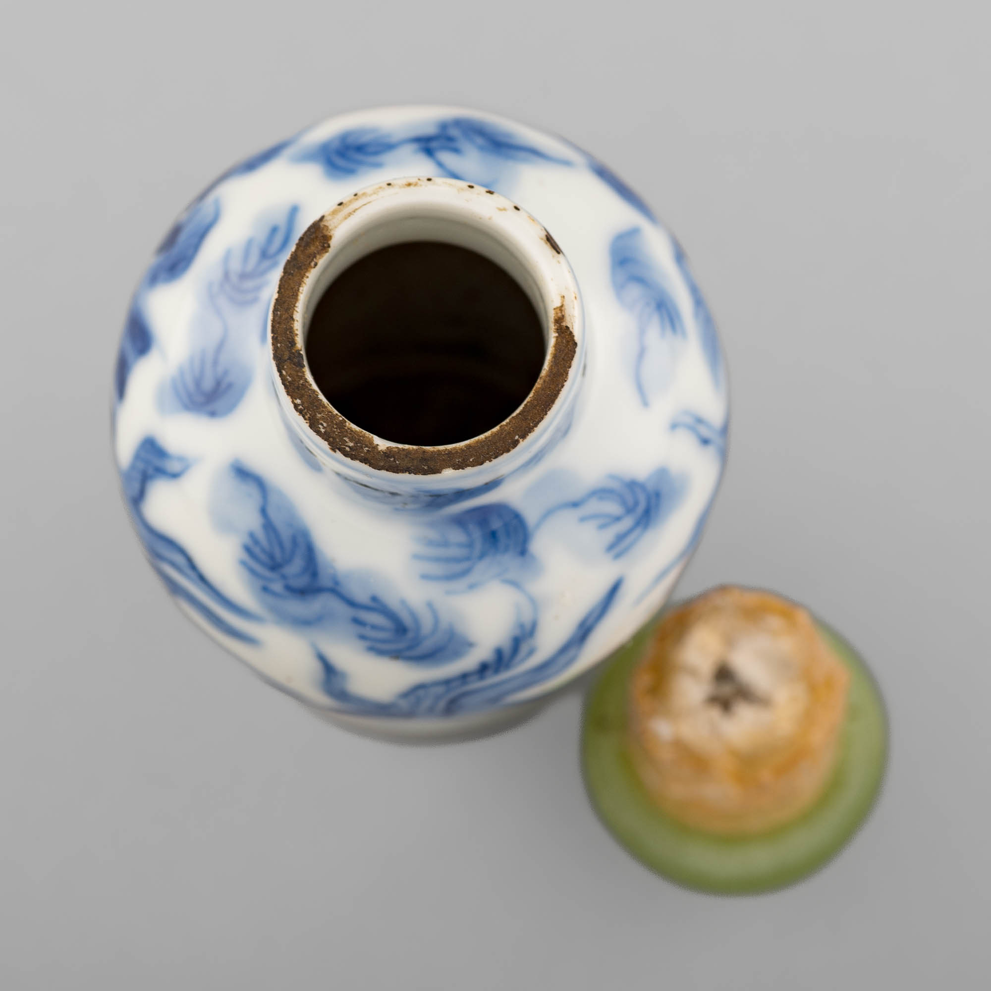 十九世紀青花魚藻紋鼻煙壺A Chinese blue and white fish snuff bottle