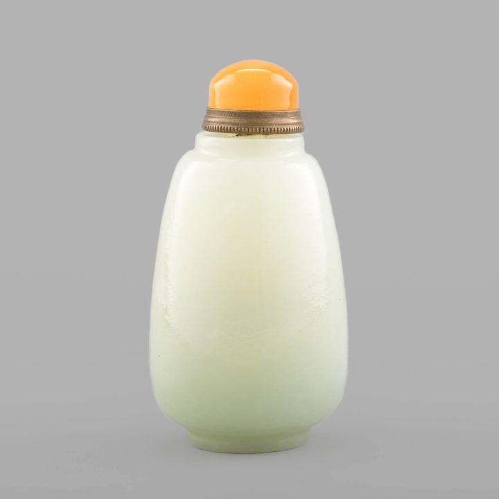 十九世紀 翡翠鼻煙壺 A Chinese jadeite snuff bottle, 19th century
