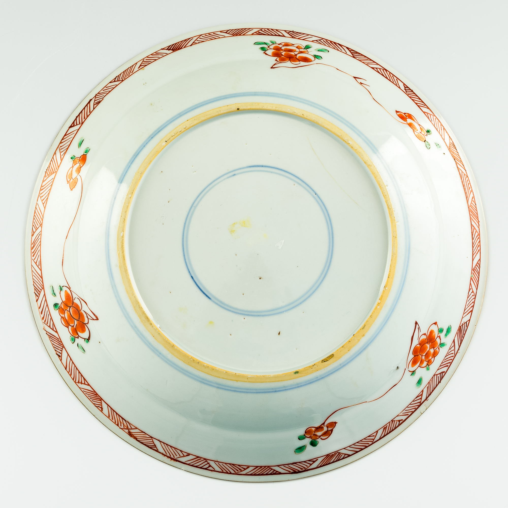 清康熙五彩花鳥盤A Chinese wucai plate with flowers and birds