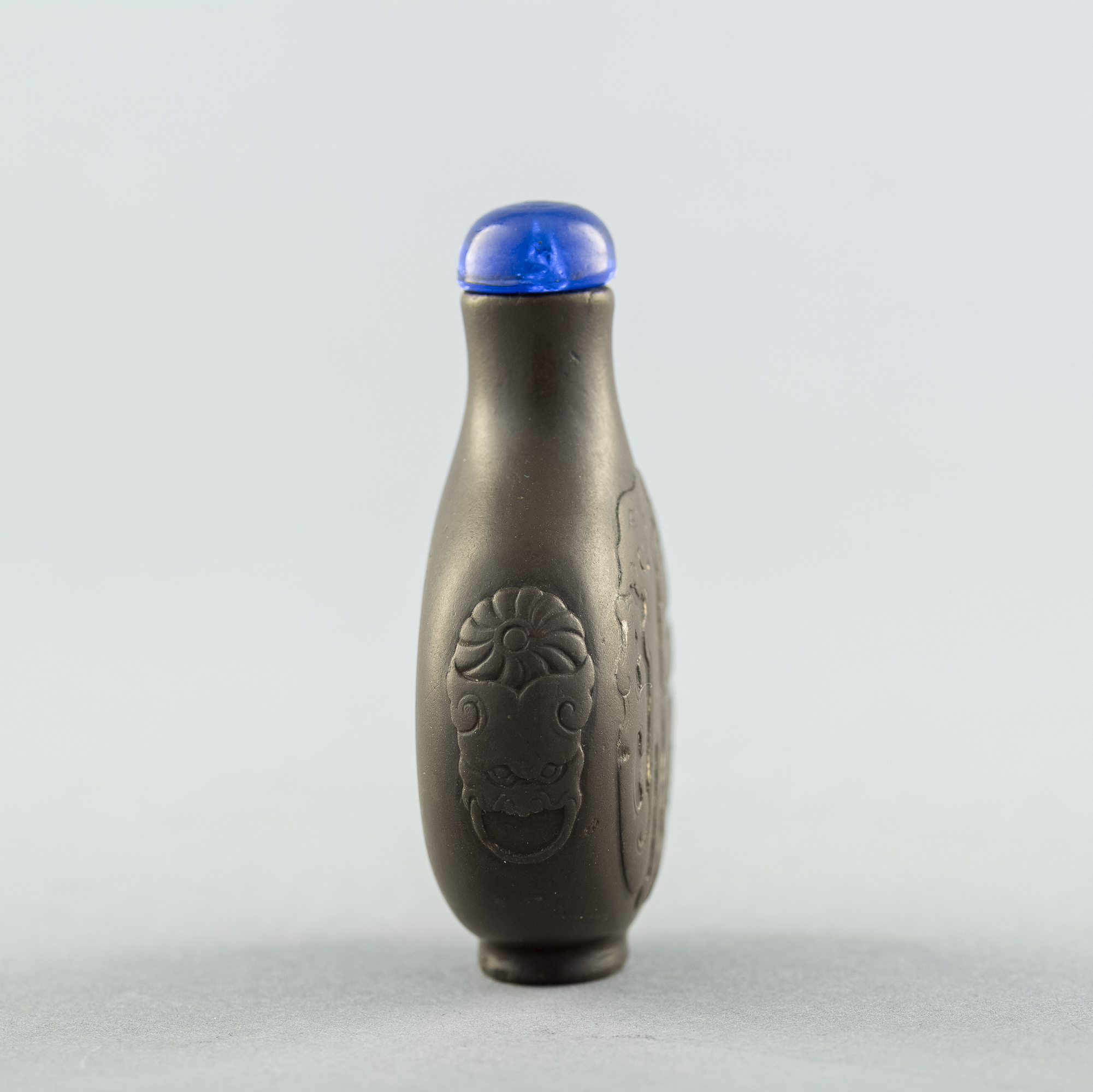 十八世紀禦製端石雕螭龍詩文鼻煙壺A Chinese 'imperial chilong' snuff bottle made of Duan  stone, 18th century | Oakridge Auction Gallery, Inc.