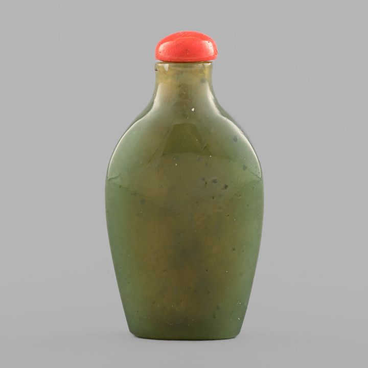 十九世紀 岫玉鼻煙壺 A Chinese serpentine jade snuff bottle, 19th century