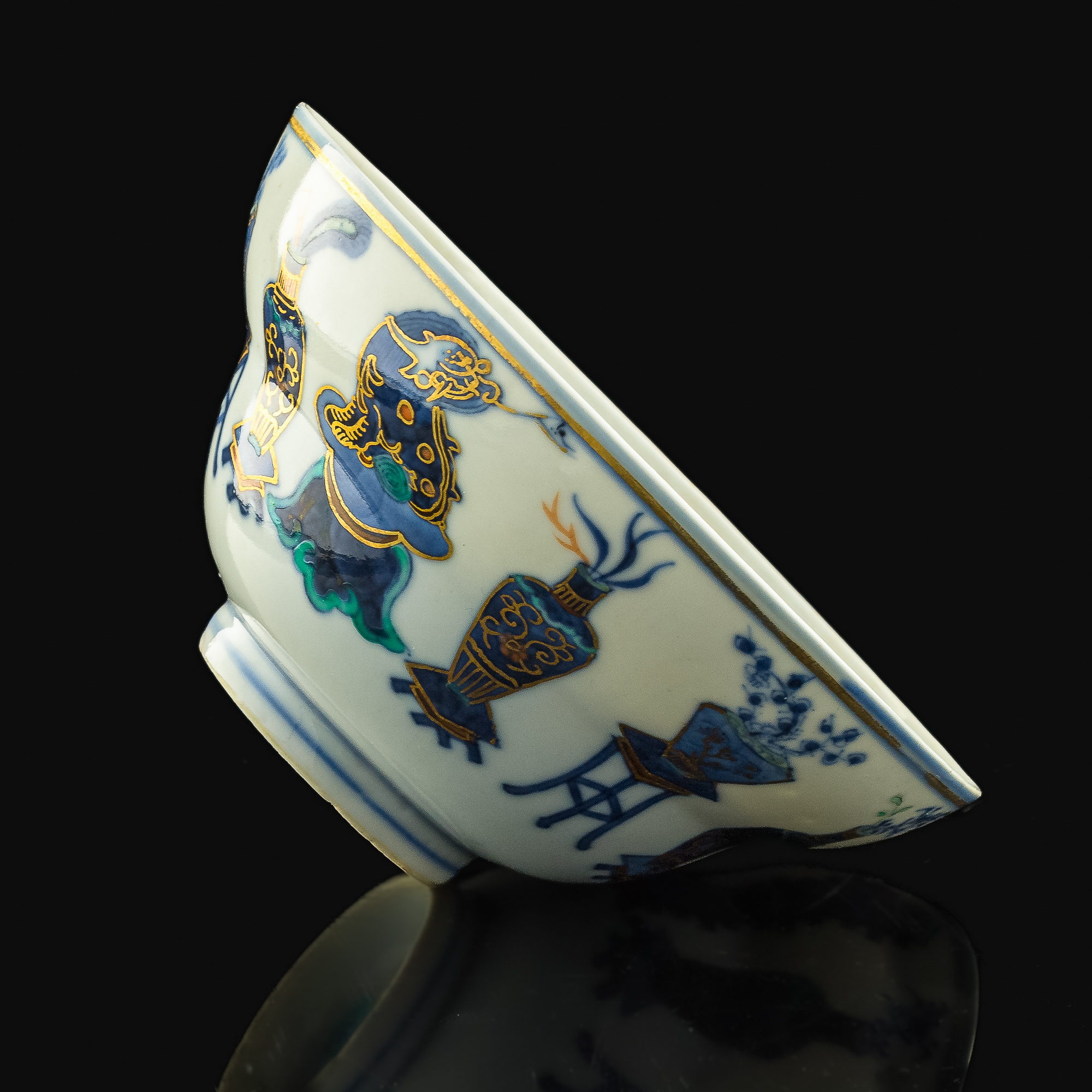 清光緒青花加彩博古圖折腰碗A Chinese blue and white bowl with color