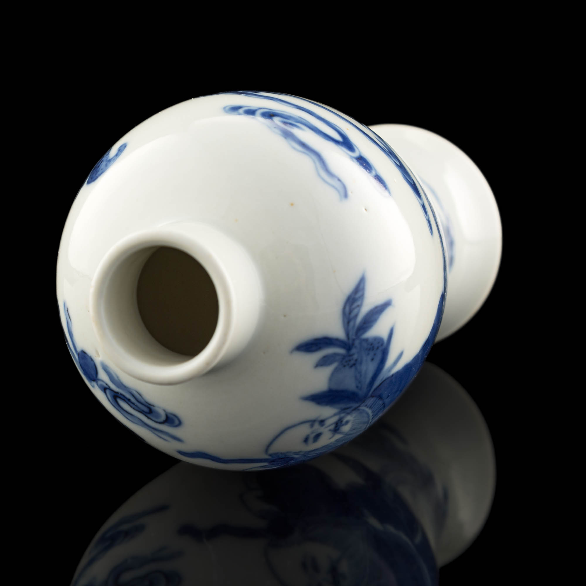十九世紀青花人物梅瓶A Chinese blue and white meiping vase, 19th