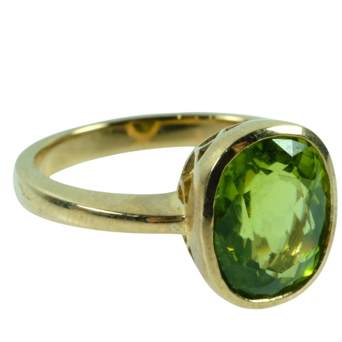 Oval-faceted Peridot Ring in 9ct Yellow Gold