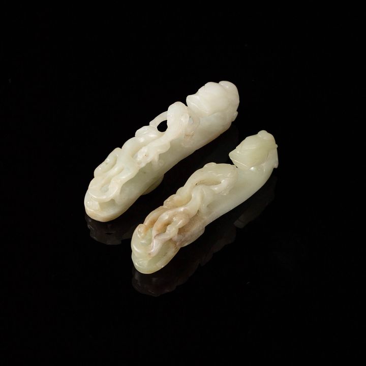 十八世紀   白玉雕龍勾兩只 Two Chinese carved white jade dragon hooks, 18th century