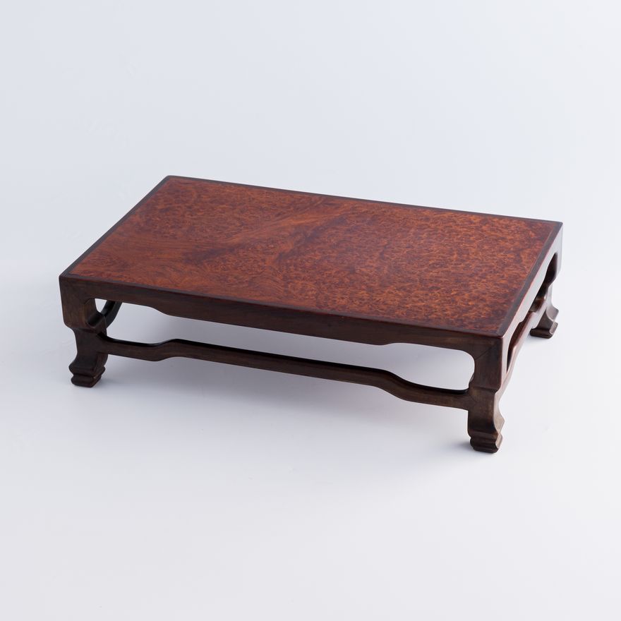 十九世紀晚 硬木嵌櫻木炕几 A Chinese yingmu-inlaid hardwood kang table, late 19th century