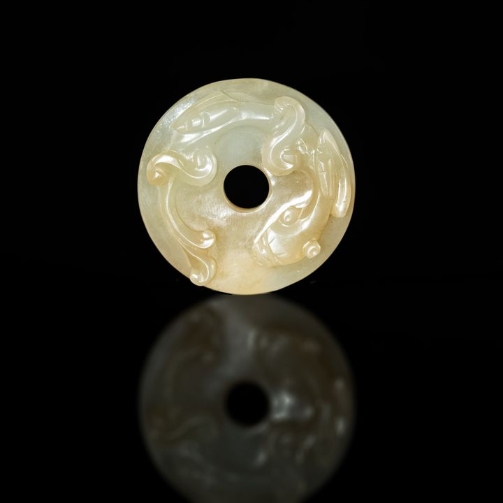 十八世紀 玉雕螭龍璧 A Chinese carved jade chilong bi, 18th century