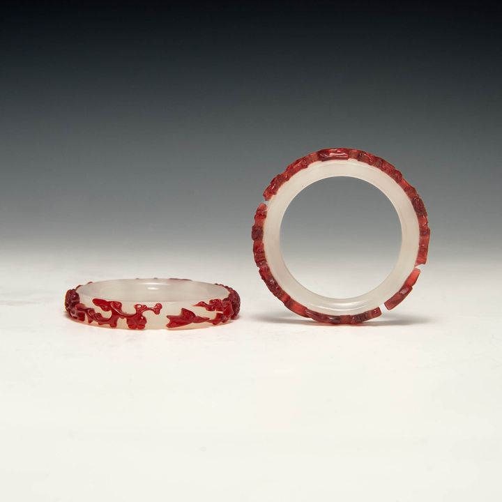 十八世紀 白底套紅料器螭龍紋手鐲一對 A pair of Peking glass bangles carved with chilong, 18th century