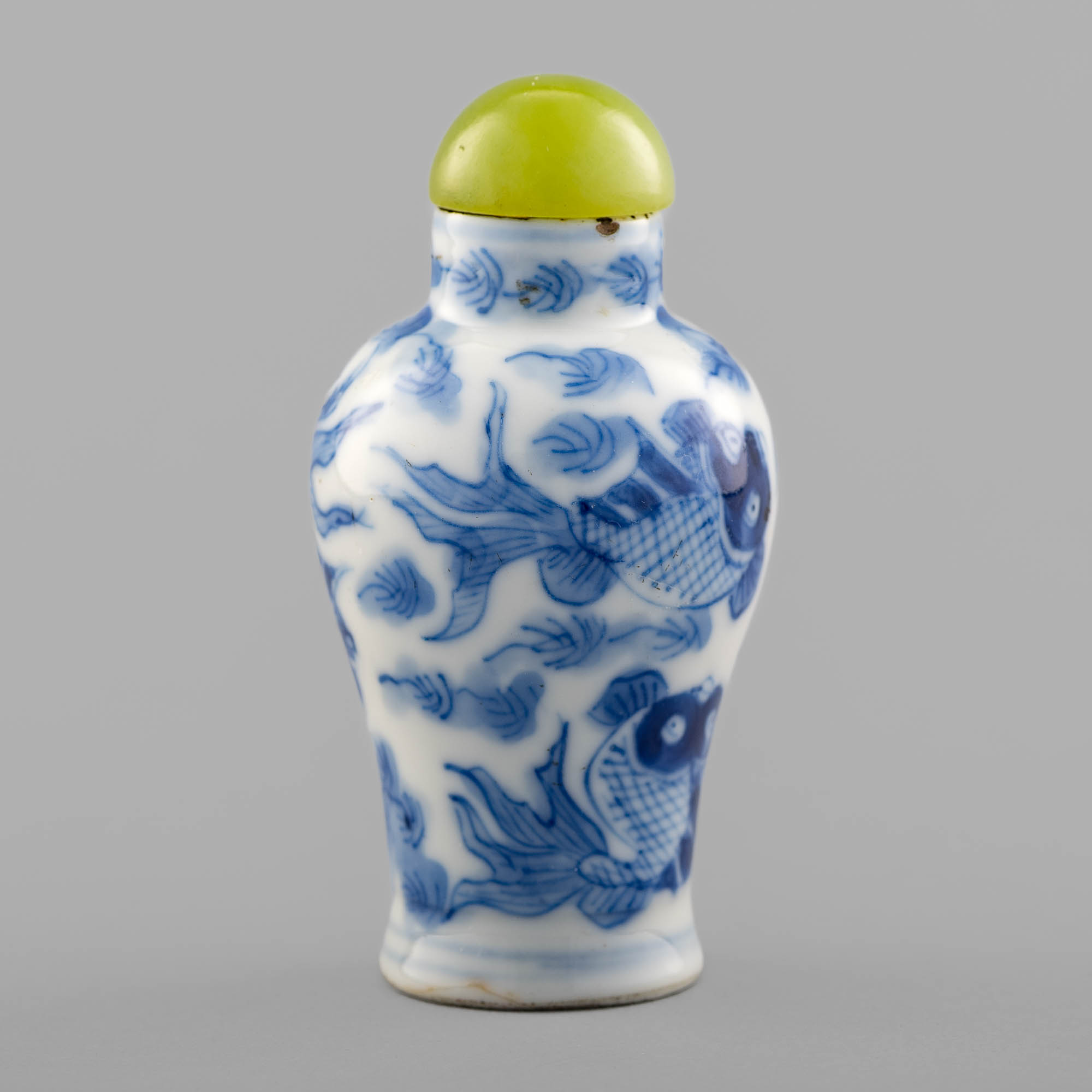 十九世紀青花魚藻紋鼻煙壺A Chinese blue and white fish snuff bottle