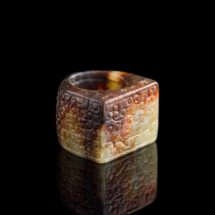 十八世紀 玉雕饕餮紋扳指 A Chinese carved jade 'taotie' archer's ring, 18th century
