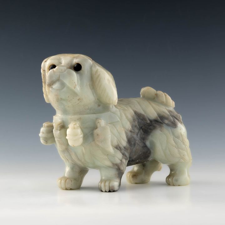 十九世紀 黑白玉雕哈巴狗 A Chinese black and white jade dog, 19th century