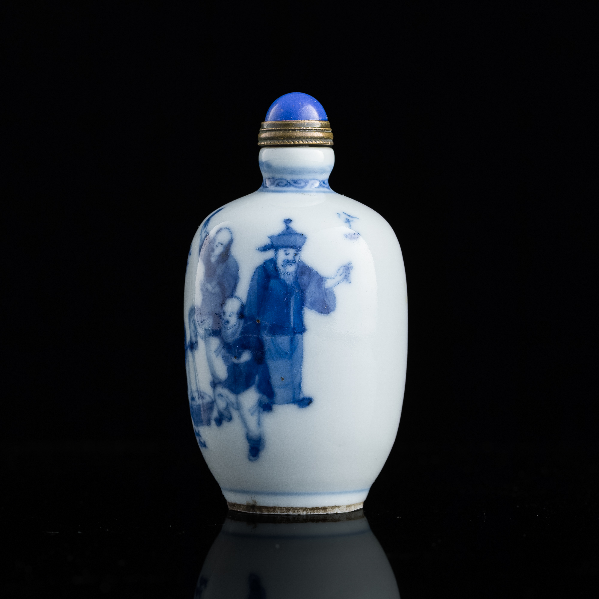 十九世紀青花人物鼻煙壺A Chinese blue and white 'figural