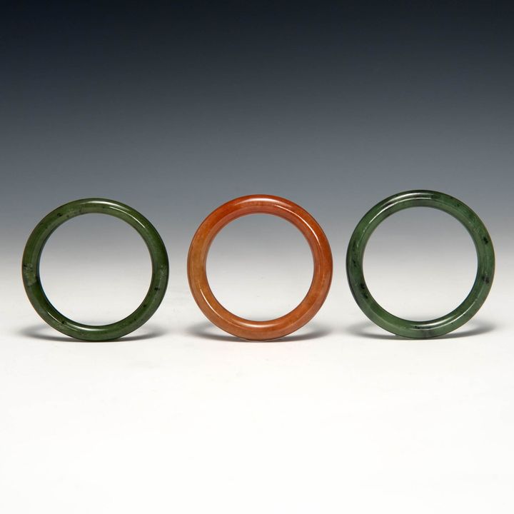 十九世紀 碧玉及紅翡手鐲三隻 A group of three Chinese jade and jadeite bangles, 19th century