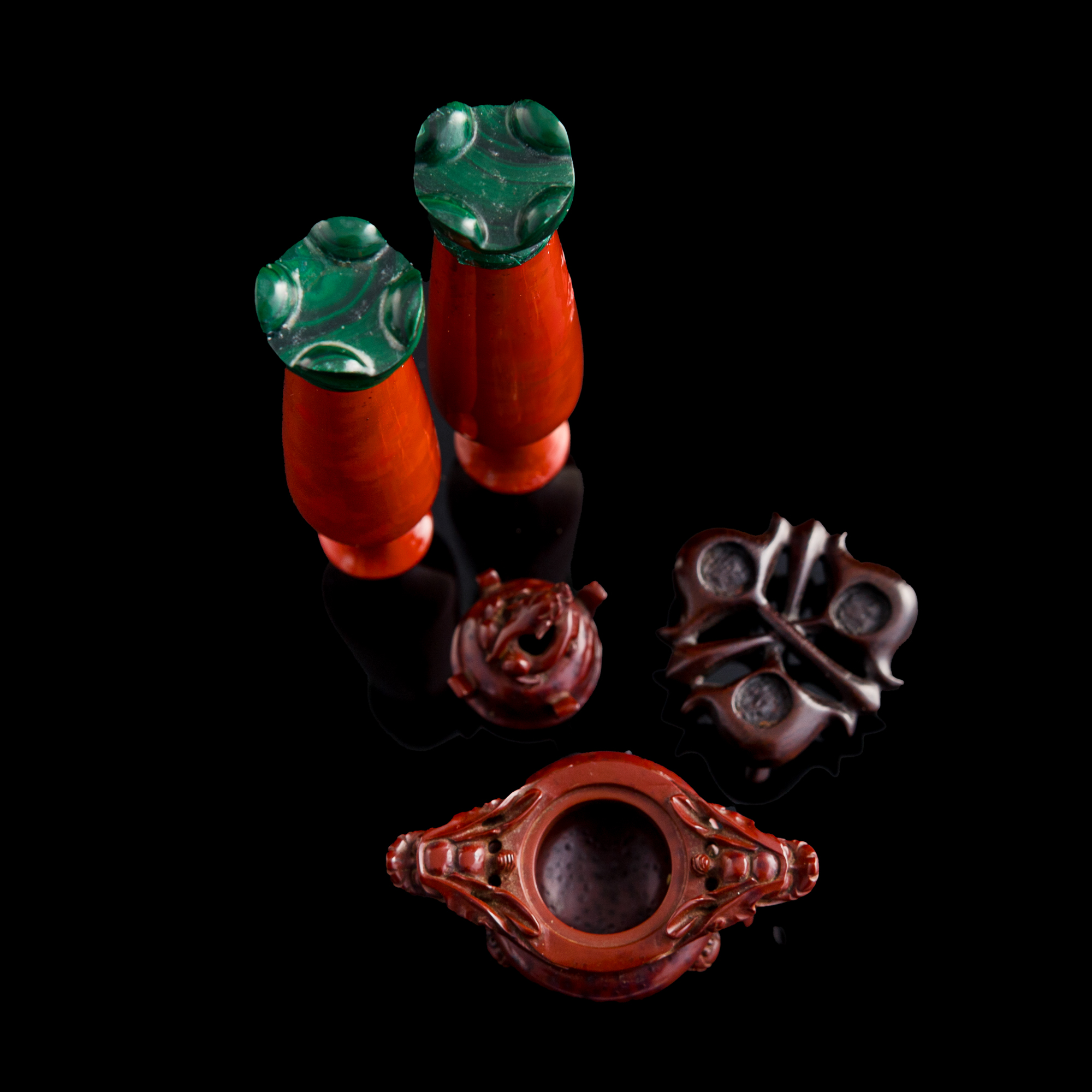 十九世紀料器蓋爐及瓶一對A Chinese Peking glass lidded censer
