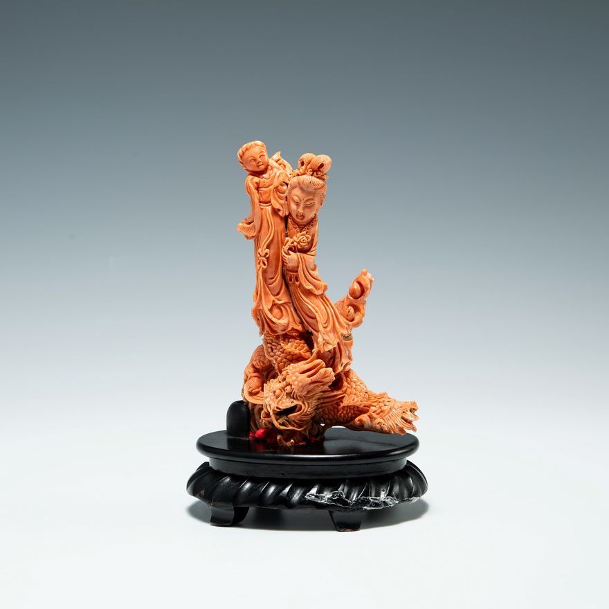 珊瑚仕女童子擺件（附座） A Chinese carved coral figure of a lady